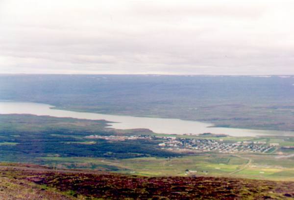 Une grande ville, Egilsstadir, c'est le moment du ravitaillement