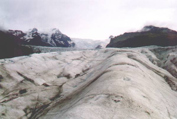 Crampons aux pieds et piolet en main, balade sur la glacier