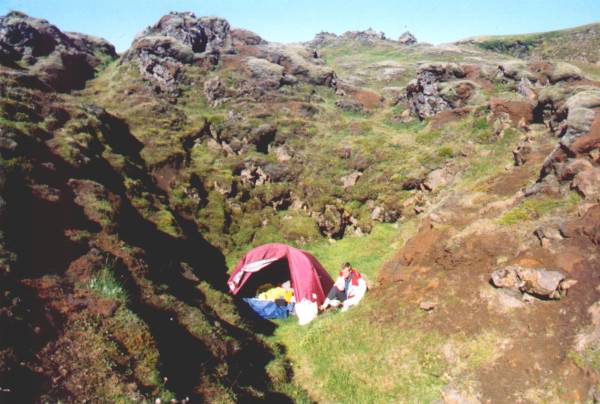 Drle d'endroit pour camper, au milieu de la lave