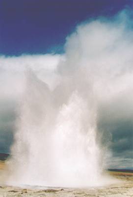 Eau bouillante et vapeur d'eau peuvent monter jusqu' plus de 70mtres de haut