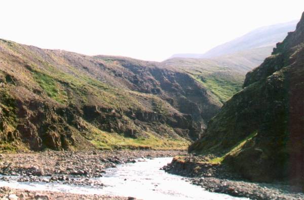 Rivire dans les hautes montagnes du Nord (rarement plus hautes que 1 200 mtres))